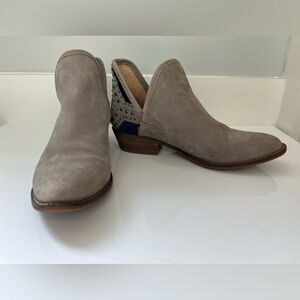 Lucky Brand Women's 9.5 Kambry Chopout Block-Heel Booties Blue Embroidery